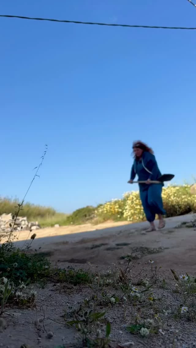 Roads don’t get fixed by themselves, I guess…

But when we work together, it’s done in a blink of the eye 😉

#iousía #bumpyroads #retreats #mindfulwork #weekendthings