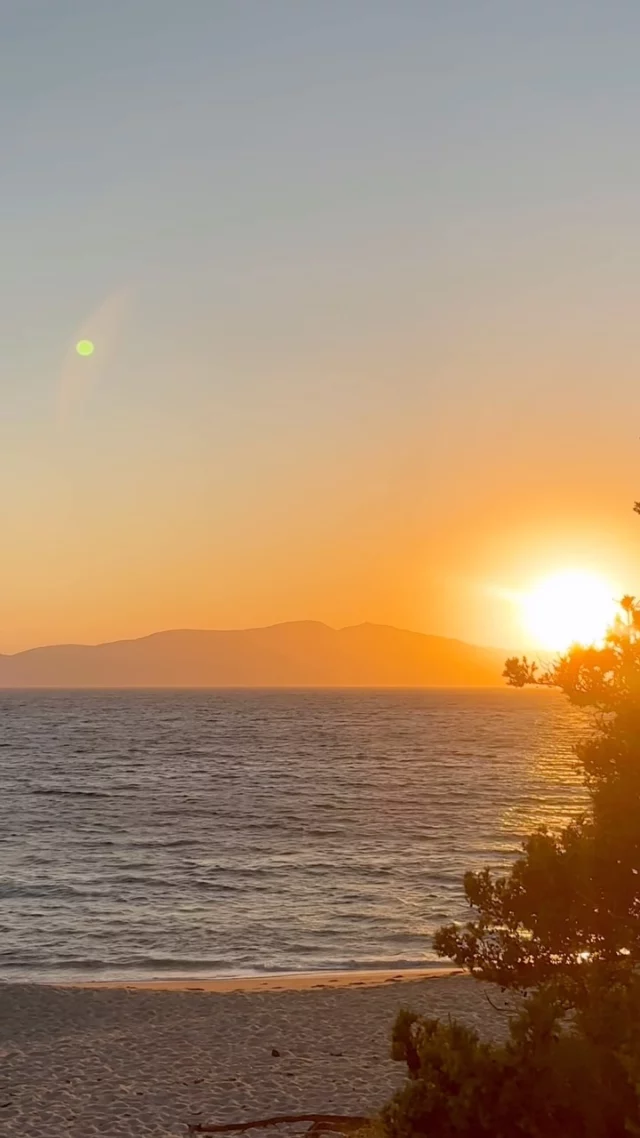 The moon
And the sun
Always special when they are there at the same moment
Blue and white
And orange and yellow
Night and day united

Grateful 🙏 

#iousía #retreats #sunandmoon #discoveryourself #gratefulfortoday