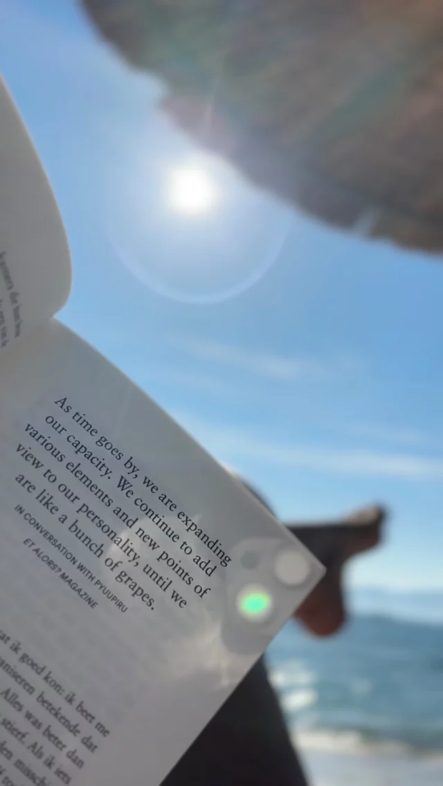 Saturday afternoon by the sea
Reading
Relaxing

And in every book I read
I discover a new metaphor 
For the psychology of the selves🤭

As time goes by
we are expanding our capacity.
We continue to add various elements and new points of view 
to our personality, 
until we are like a bunch of grapes.

- in Julian, Fleur Pierets

#iousía #retreats #psychologyoftheselves #voicedialogue #fleurpierets