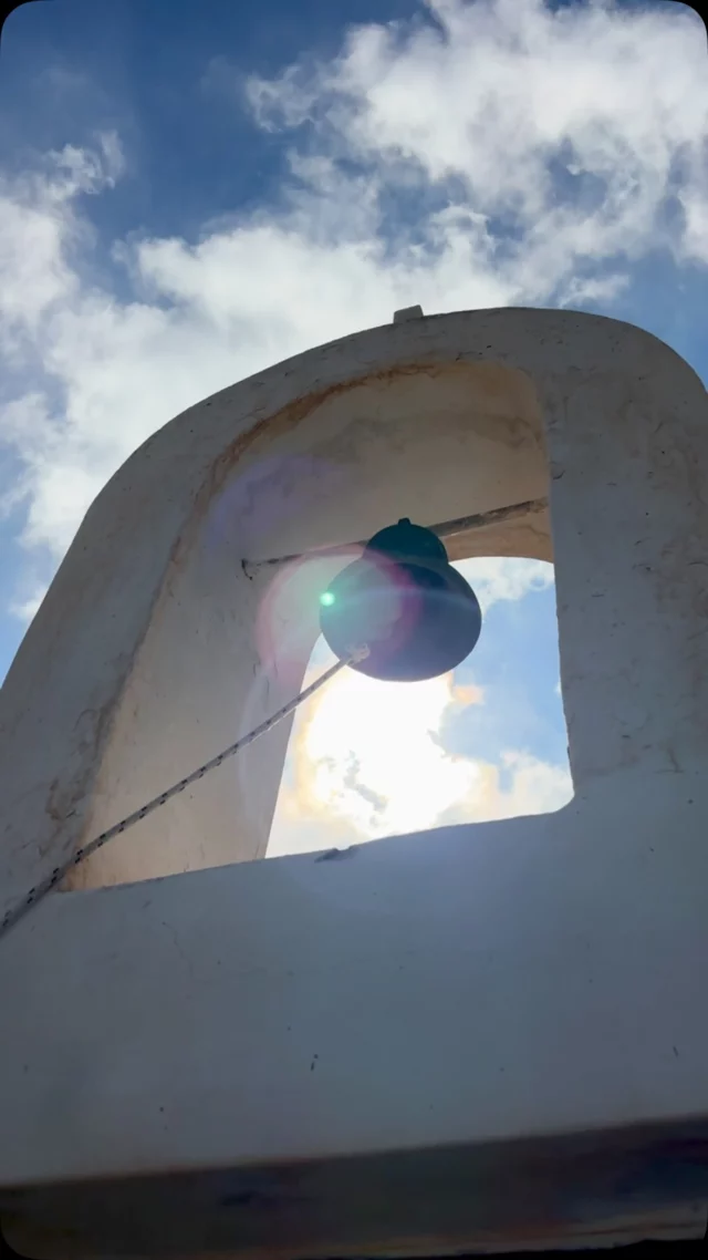 Little white churches
which stand out beautifully against the blue sky
bells that invite you to pull the rope

This is the Cyclades 😍

#iousía #creativetherapy #retreats #greekchurches #naxos
